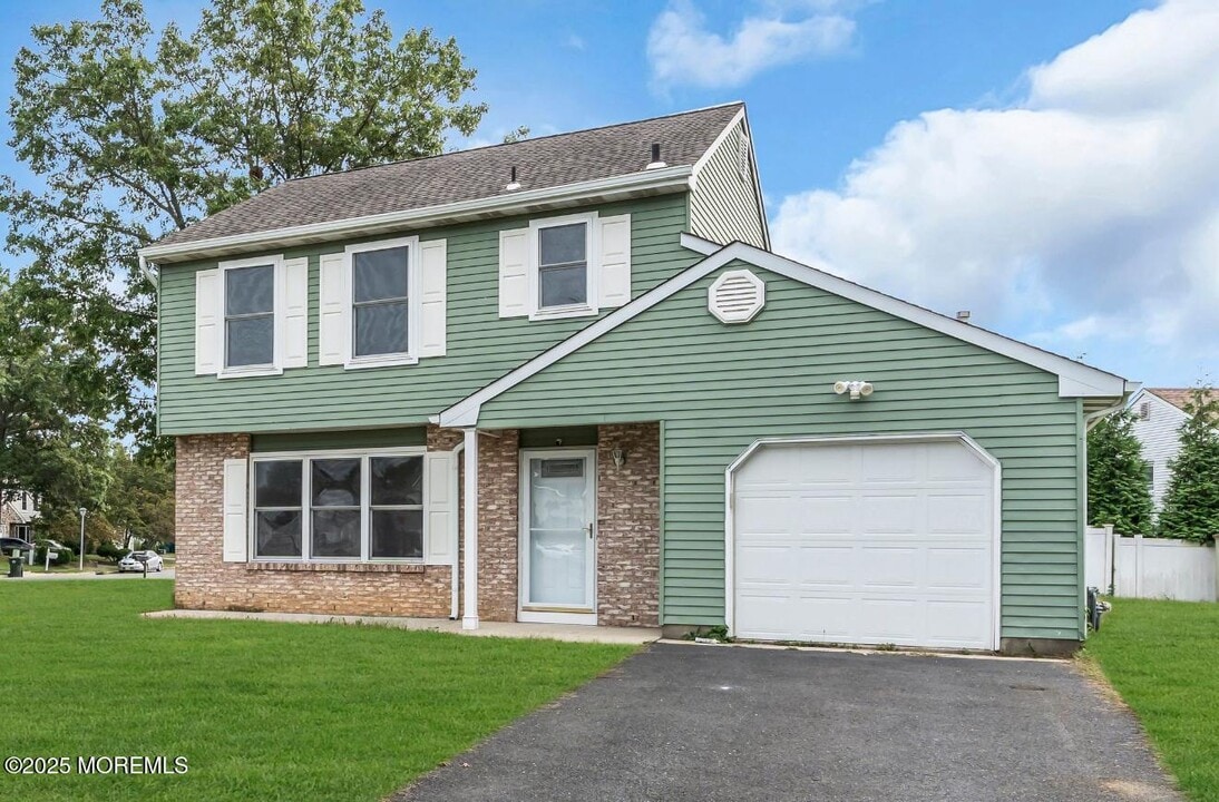 101 Bristlecone Dr in Howell, NJ - Building Photo