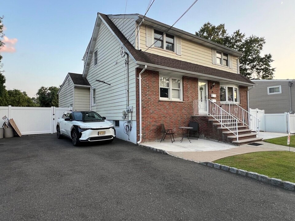 18 Birk St in Saddle Brook, NJ - Building Photo