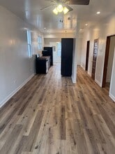 8144 S Brandon Ave, Unit 2 in Chicago, IL - Foto de edificio - Building Photo