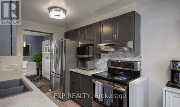 61 Flowertree Crescent in Ottawa, ON - Building Photo - Building Photo