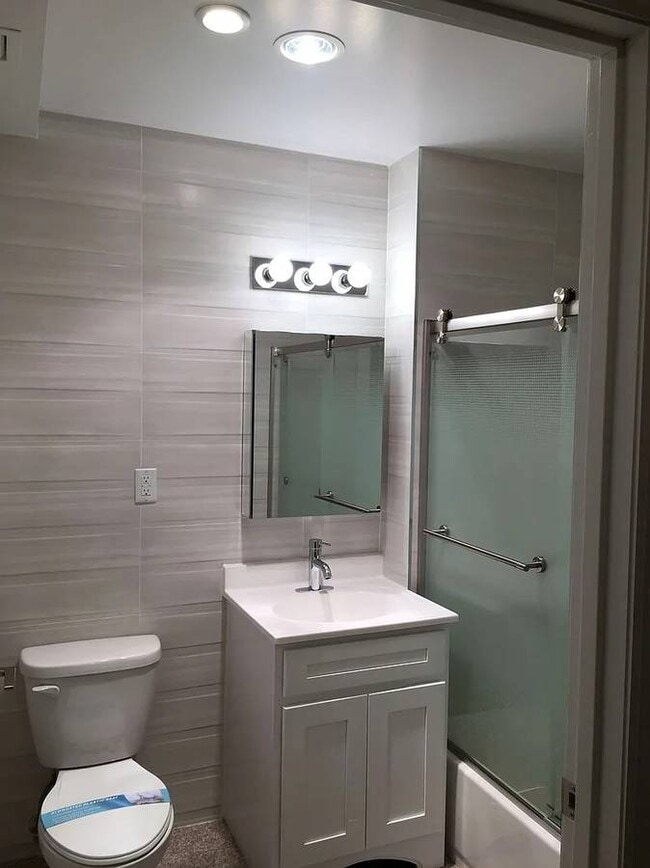 46-25-25 Queens Blvd in Woodside, NY - Building Photo - Building Photo