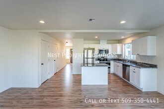 1073 S Grand Dr in Moses Lake, WA - Building Photo - Building Photo