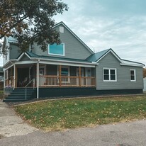 110 W Main St in Dalton, OH - Building Photo