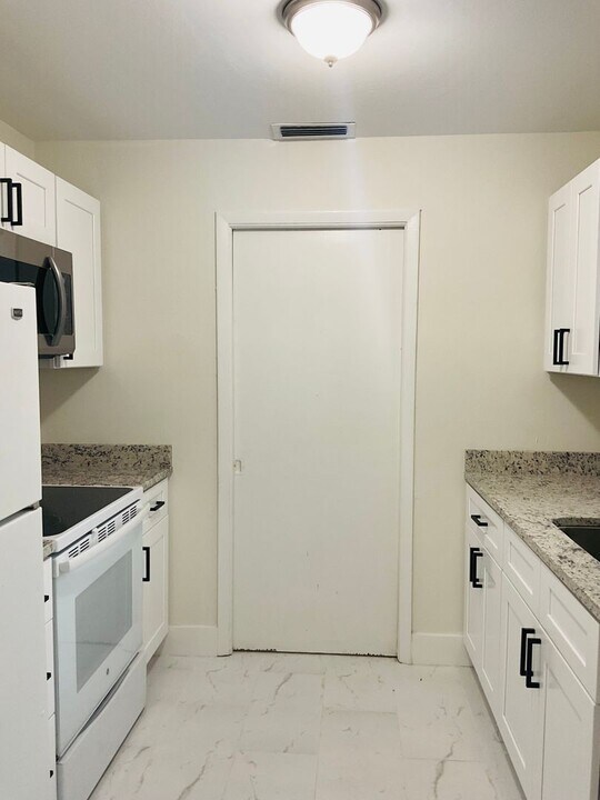 2243-2247-2247 South St in Ft. Myers, FL - Building Photo