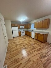 5222 Leslie St in Anchorage, AK - Building Photo - Building Photo