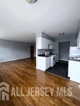 117 W 3rd Ave in Roselle, NJ - Foto de edificio - Building Photo