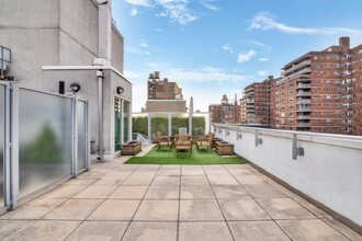 261 W 28th St in New York, NY - Building Photo - Building Photo