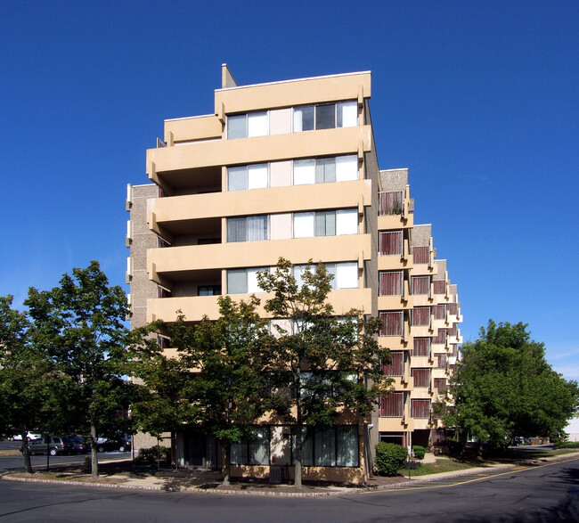 554 Auten Road in Somerville, NJ - Foto de edificio - Building Photo