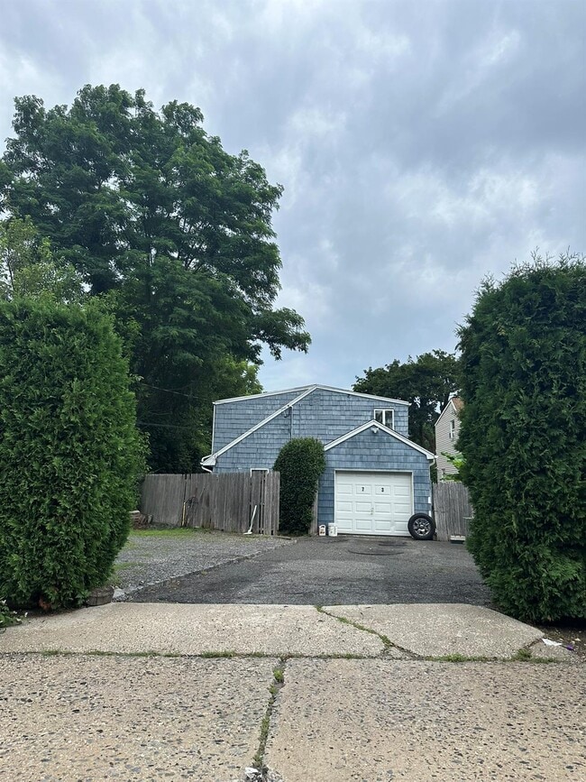 73 Railroad St in Greenlawn, NY - Building Photo - Building Photo