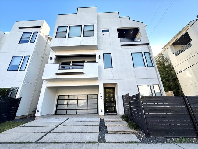 property at 707 W Clay St