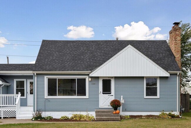 5060 Hughes Ave NE in Fridley, MN - Foto de edificio - Building Photo