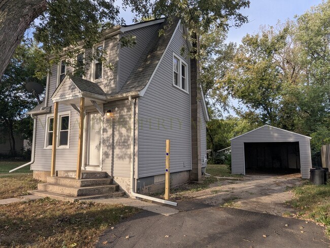1318 N Burbank Ave in Rockford, IL - Foto de edificio - Building Photo