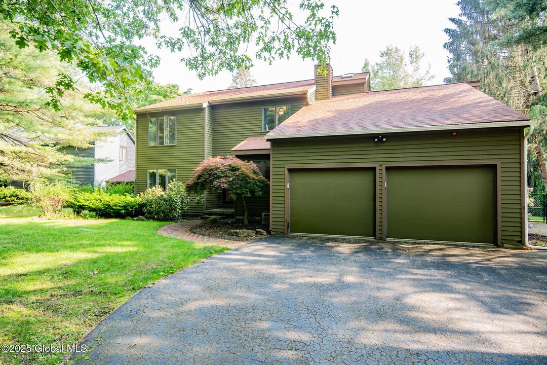 13 Robinwood Dr in Clifton Park, NY - Building Photo