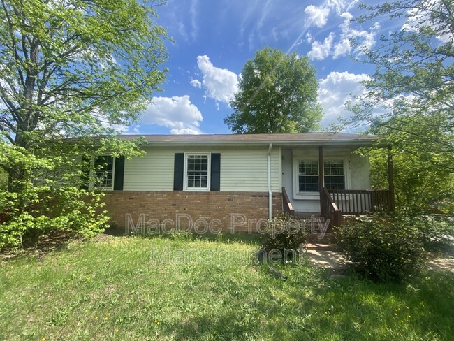 property at 905 Kilarney Dr