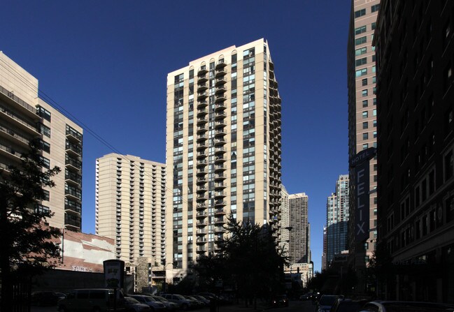 70 W. Huron St. in Chicago, IL - Foto de edificio - Building Photo