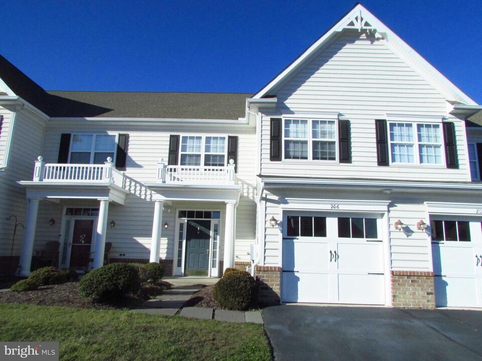 206 W Bourne Way in Millsboro, DE - Foto de edificio