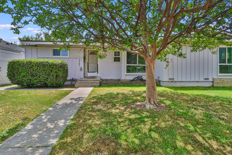 23208 Vanowen St in West Hills, CA - Foto de edificio - Building Photo