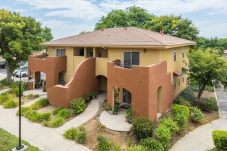Redwood Terrace in Fontana, CA - Foto de edificio - Building Photo