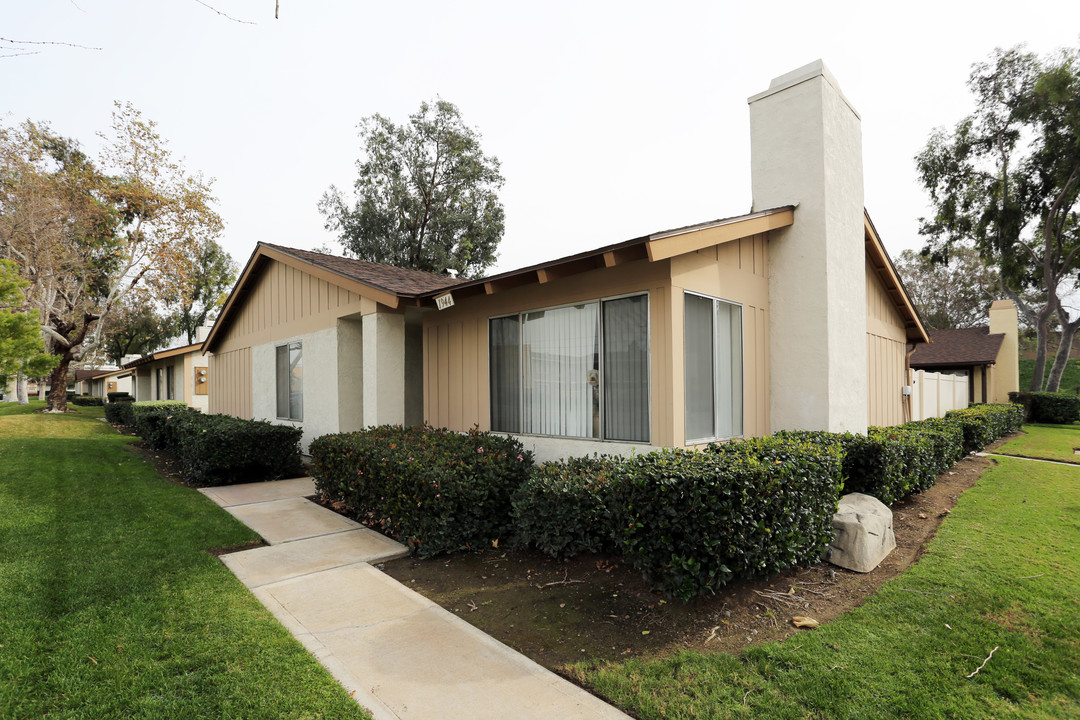 La Veta Vista in Orange, CA - Building Photo