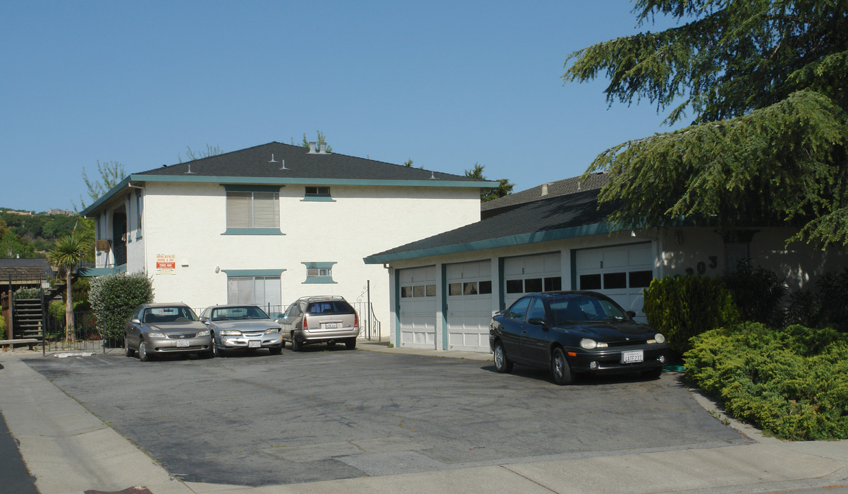 8203 Kelton Dr in Gilroy, CA - Foto de edificio