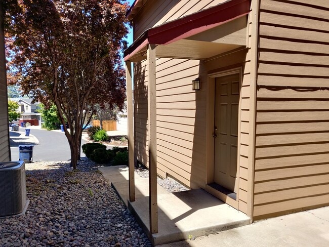 331 NW Flagline Dr in Bend, OR - Building Photo - Building Photo