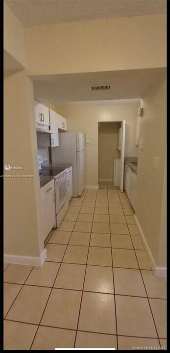 536 NW 114th Ave in Doral, FL - Building Photo