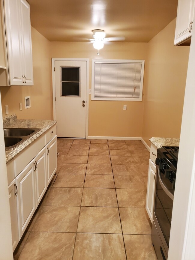 4351 139th St, Unit D in Hawthorne, CA - Foto de edificio - Building Photo