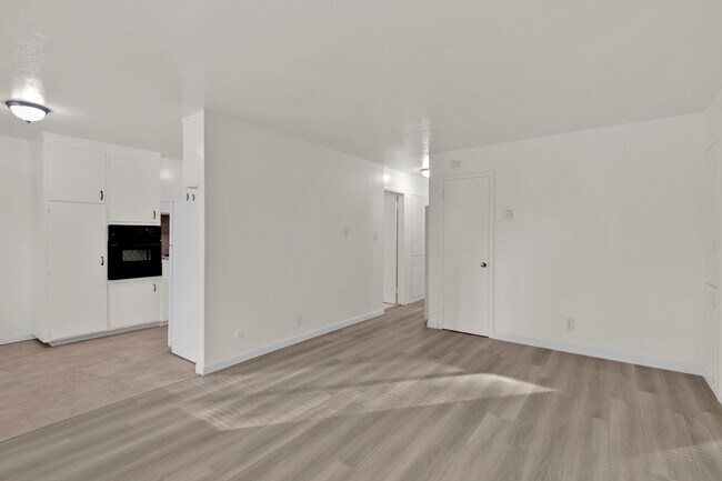 Shana's Apartments in Sacramento, CA - Building Photo - Interior Photo