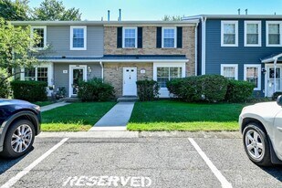 32 Lafayette Ct in North Brunswick, NJ - Building Photo