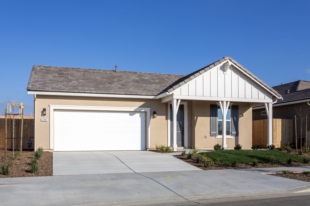 Ella Gardens - The East Garden in Hanford, CA - Foto de edificio