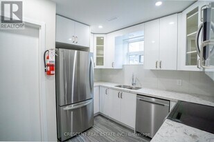 19 Queen St W in Mississauga, ON - Building Photo