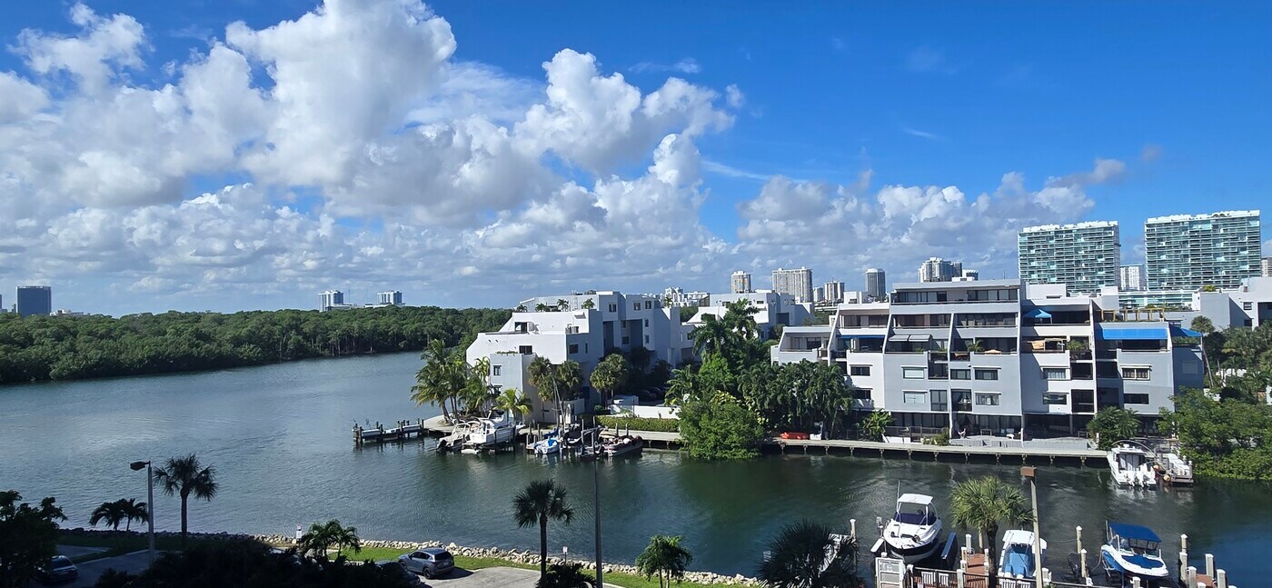 400 Kings Point Dr, Unit 624 in Sunny Isles Beach, FL - Building Photo