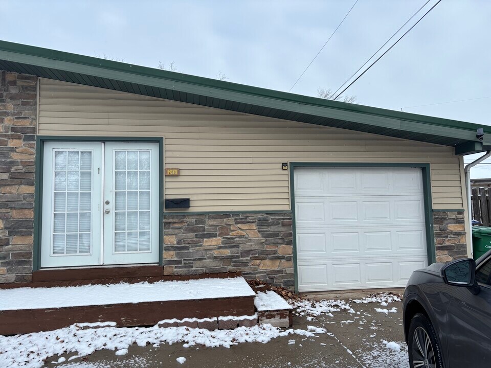 208 Lox Ct in Combined Locks, WI - Foto de edificio