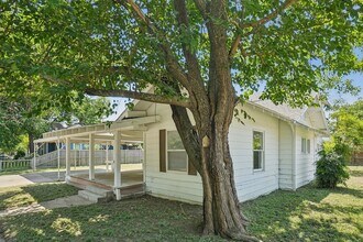 302 S Wood St, Unit 1 in Cleburne, TX - Building Photo - Building Photo