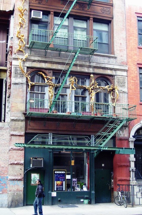 24 Bond St in New York, NY - Building Photo