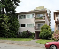 2475 W 1st Ave in Vancouver, BC - Building Photo
