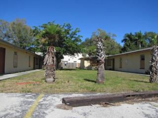 3753-3761 Belmont St in Ft. Myers, FL - Foto de edificio