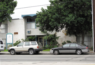 The Crown in Valley Village, CA - Building Photo - Building Photo