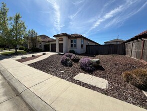 10516 Buckland Way in Elk Grove, CA - Building Photo - Building Photo