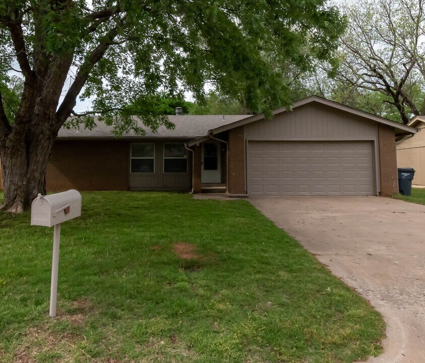 519 East E Street in Jenks, OK - Building Photo