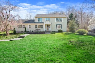5 Holly Pl in Wilton, CT - Building Photo
