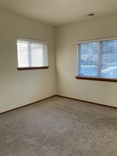 2946 SE Arie Ct, Unit Bedroom in Port Orchard, WA - Building Photo - Building Photo