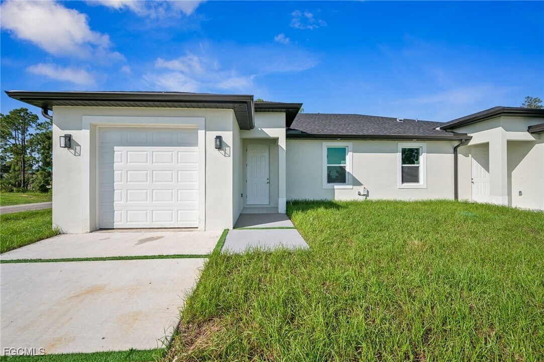 2403 Quentin Ave S in Lehigh Acres, FL - Building Photo