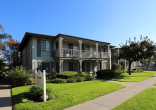 Tustin Orleans in Tustin, CA - Foto de edificio - Building Photo