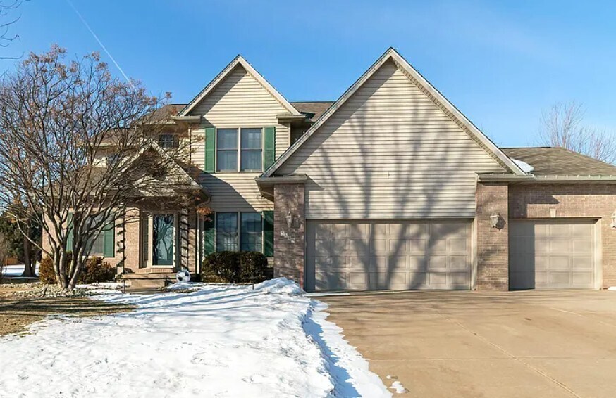 5578 Kristi Ln in Bettendorf, IA - Foto de edificio