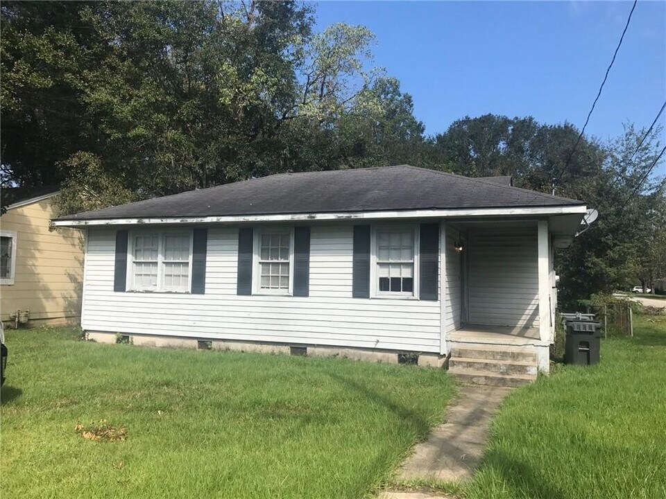 100 9th Ave in Chickasaw, AL - Building Photo