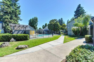 The Redwoods Apartments in Modesto, CA - Building Photo - Building Photo