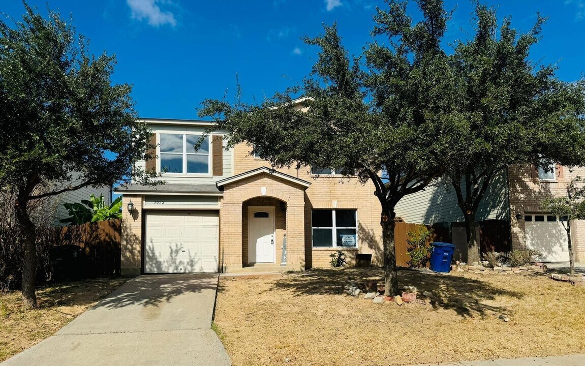 3052 St Isaac Loop in Laredo, TX - Building Photo