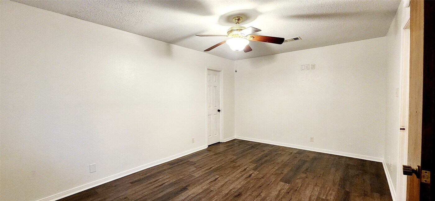 135 Basswood St in Lake Jackson, TX - Building Photo