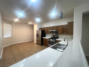 11027 Village Crest Ln in Las Vegas, NV - Building Photo - Building Photo